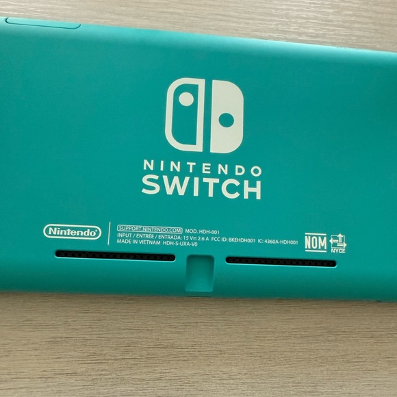 Nintendo Switch Lite - Picture 2 of 8